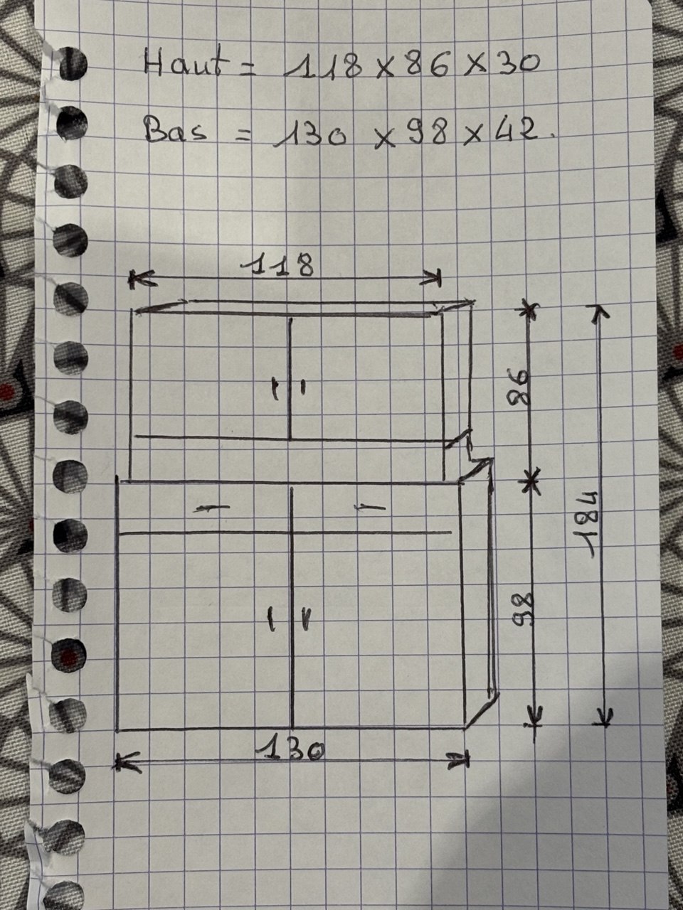 Buffet en deux parties. Meuble haut contenant une porte vitrée: 118x86x30. Meuble bas: 130x98x42