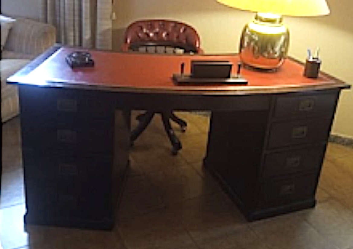 scrivania con poltroncina girevole